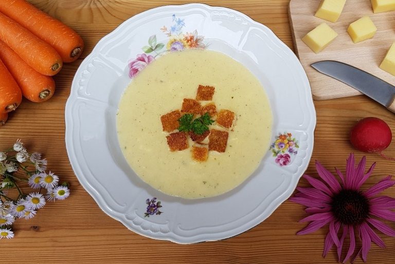 Allgäuer Käsesuppe mit Kräutern - Abenteuersammlerin